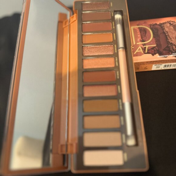 Urban Decay - naked heat eyeshadow pallet - Picture 4 of 4